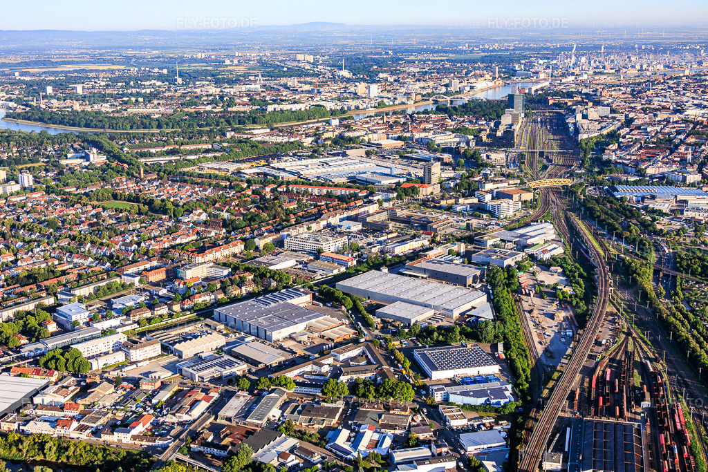 Luftbild: Stadtteilansicht aus Osten von den Bahngleisen bis zum Rhein mit Rhenus Automotive und John Deere GmbH & Co KG im Ortsteil Almenhof in Mannheim im Bundesland Baden-Württemberg in Deutschland. – Foto: IMG_157427.jpg vom 18.06.2026 durch Werner Riehm/FLY-FOTO.de – Auflösung des Originals: 5710 x 3807 px – Automotive – John Deere DE
