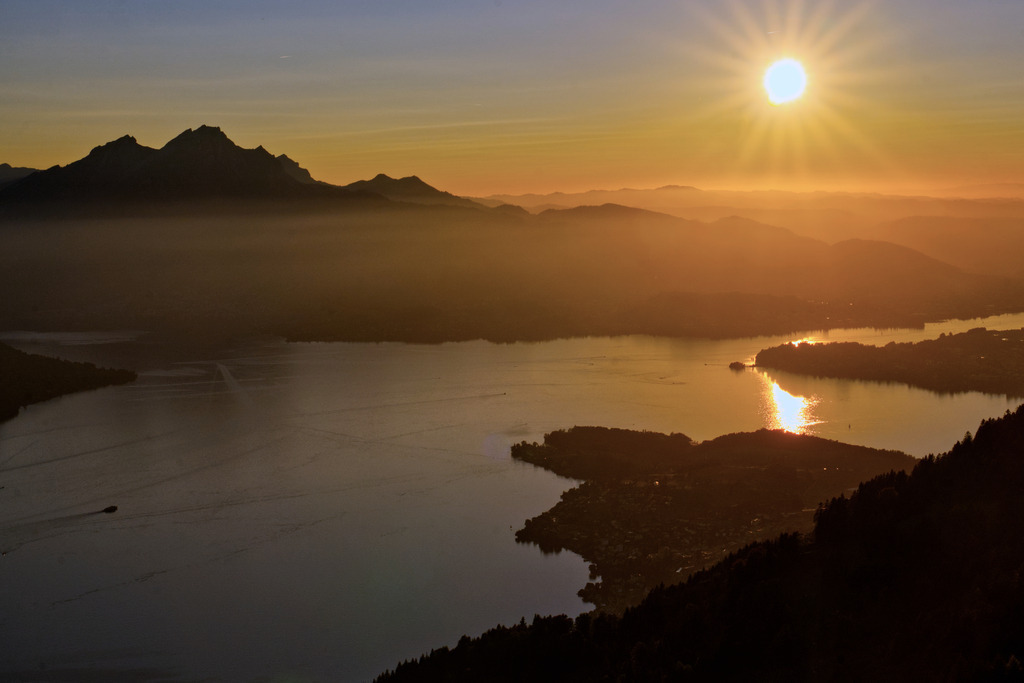 Abendstimmung über dem Vierwaldstättersee | In diesem Shop werden vorwiegend künstlerisch hochstehende Aufnahmen aus dem Bereich der Naturfotografie zum Verkauf angeboten. - In this store mainly artistic high quality shots from the field of nature photography are offered for sale. - Realisiert mit Pictrs.com