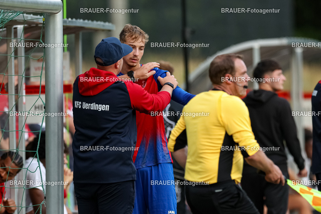 1_KFCWAT_20250723_0856.JPG -  - KFC Uerdingen - SG Wattenscheid 09 - Testspiel | Krefeld, Deutschland, 23.07.25: Etienne-Noel Reck (KFC Uerdingen) wird behandelt waehrend des Testspiel Spiels zwischen KFC Uerdingen - SG Wattenscheid 09 in der Covestro Sportpark am 23. July 2025 in Krefeld, Deutschland. (Foto von Stefan Brauer/Brauer-Fotoagentur)