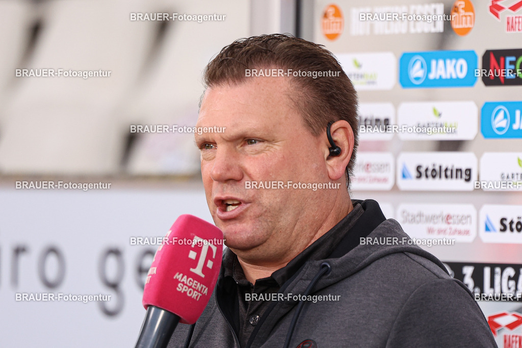 Rot-Weiss Essen - Viktoria Köln - 3.Liga | Essen, Deutschland, 18.10.2025 Uwe Koschinat (Rot-Weiss Essen) gibt ein Interview  während des 3.Liga Spiels zwischen Rot-Weiss Essen- Viktoria Köln im Stadion an der Hafenstraße am 01.08.2025 in Essen. (Foto von Timo Bluhmki-Schmidt/ Brauer Fotoagentur