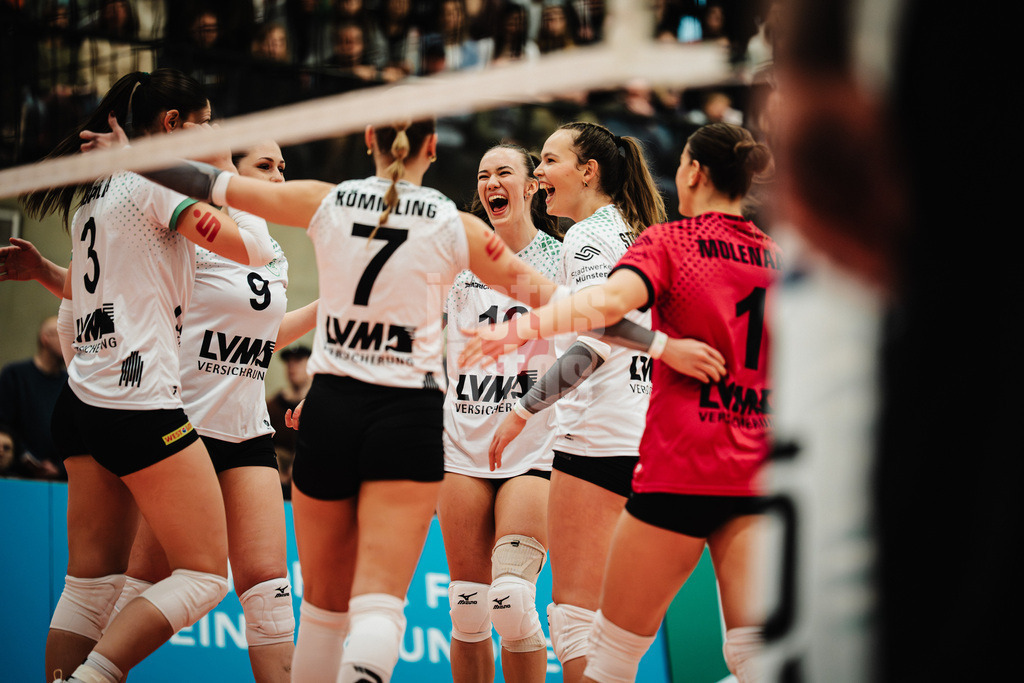 Volleyball | Frauen | Saison 2025/2026 | Volleyball Bundesliga | ETV Hamburger Volksbank Volleys vs. USC Münster | 22.01.2026 | Jubel bei Münster, v.l. Esther Spöler (#3, USC Münster), Emilia Jordan (#9, USC Münster), Elena Kömmling (#7, USC Münster), Lena Schultze (#16, USC Münster), Amelie Strothoff (#10, USC Münster) und Pippa Molenaar (#1, USC Münster)