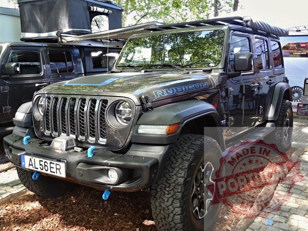 Jeep Wrangler Rubicon SUV with rooftop tent overlanding | Modified Jeeps displayed, equipped for off-road camping and adventure travel - Realisiert mit Pictrs.com