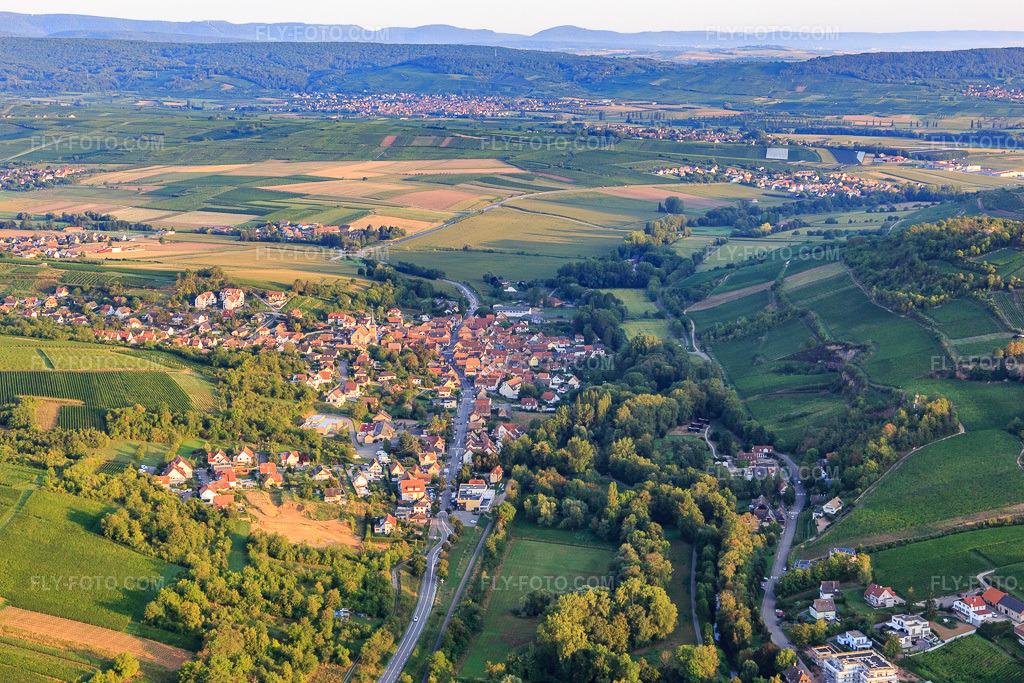 Aerial view: View of the town from the southeast in Soultz-les-Bains in the state Bas-Rhin, France. – Photo: IMG_138014.jpg taken on 08/19/2023 by Werner Riehm/FLY-FOTO.com – Resolution of the original: 5208 x 3472 px