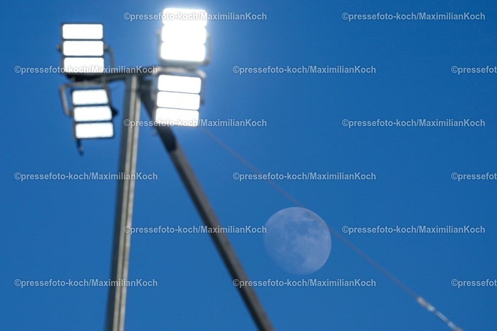 SCP09052502256 | 09.05.2025, Fußball, Preußen Münster - Hertha BSC, 2. Fußball Bundesliga, 33. Spieltag, Preußenstadion, Saison 2024 2025: Der Mond leuchtet neben der Flutlichtanlage Flutlicht Feature DFB regulations prohibit any use of photographs as image sequences and or quasi-video.