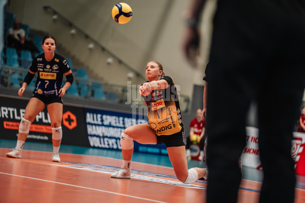 Volleyball | Frauen | Saison 2025/2026 | Volleyball Bundesliga | ETV Hamburger Volksbank Volleys vs. VfB Suhl LOTTO Thüringen | 07.03.2026 | Svea Naujack (#1, VfB Suhl LOTTO Thüringen) spielt den Ball