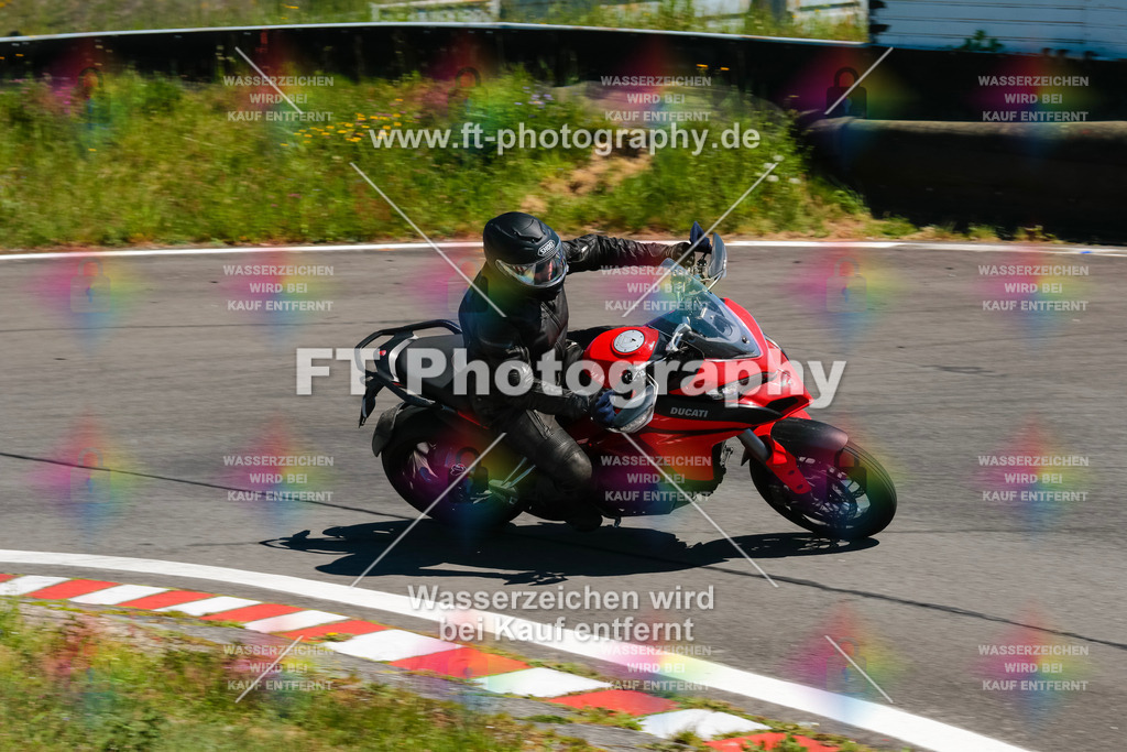 Moto-TeamOBK-22075 | Hier findet Ihr Bilder von Touristenfahrten auf der Nürburgring Nordschleife oder von anderen Veranstaltungen die ich besucht habe. Viel Spass beim Durch Schauen 
