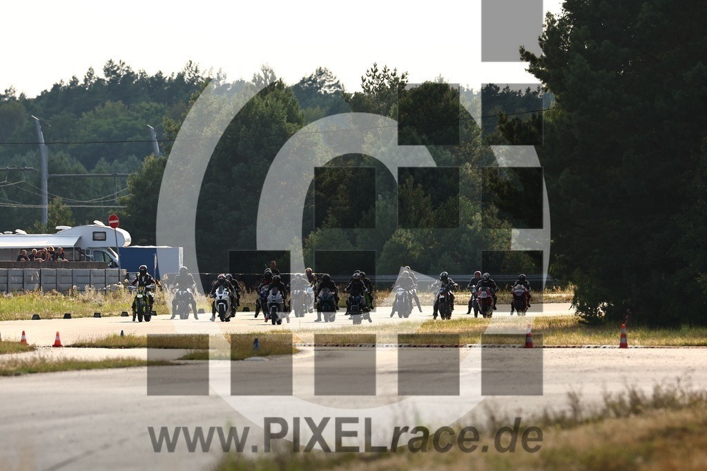 start-20240803_05314 | Schöne Erinnerungen an spannende Momente - das festzuhalten ist unser Job. PIXELrace.de ist seit 2003 auf den Rennstrecken Europas unterwegs um die Action draußen beim Fahren und die wunderbare Stimmung imm Fahrerlager für euch einzufangen.