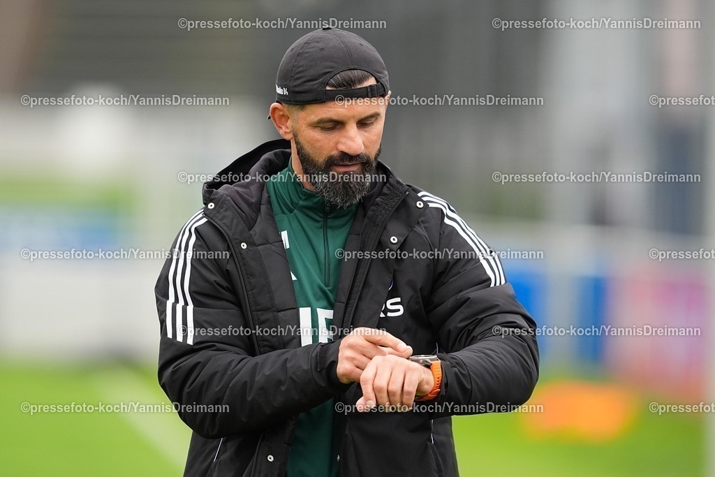xYDR08102501093 | 08.10.2025, xydrx, Fußball, Öffentliches Training FC Schalke 04: Miron Muslic (Cheftrainer FC Schalke 04)