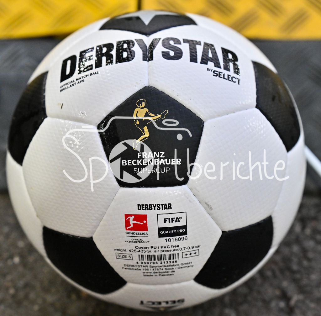 VfB Stuttgart - FC Bayern München | Der Derbystar Spielball liegt bereit / Symbolbild / Symbolfoto / Franz-Beckenbauer Supercup: VfB Stuttgart - FC Bayern München; MHP Arena am 16.08.2025