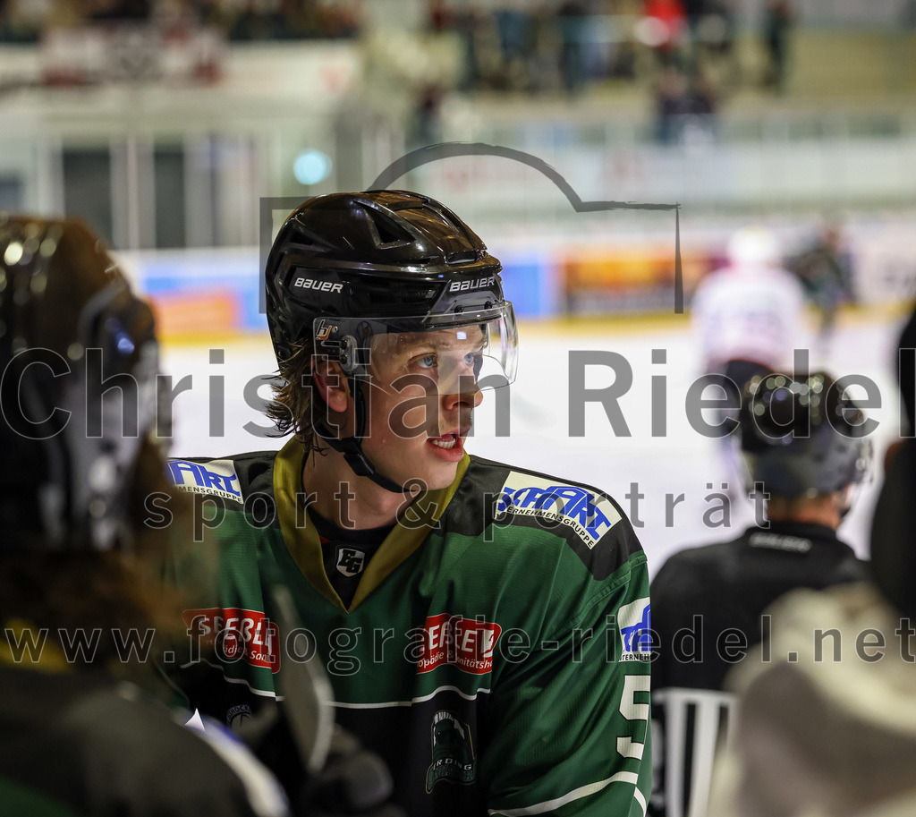 2022-11-04_020_Eishockey_TSV_Erding_gegen_TSV_Peissenberg | Erding, Deutschland, 04.11.2022:
Eishockey, Bayernliga 2022 / 2023, 10. Spieltag, TSV Erding gegen TSV Peißenberg, Endergebnis: 4:3

Ryan Murphy (Erding Gladiators, #51)

Foto: Christian Riedel / fotografie-riedel.net