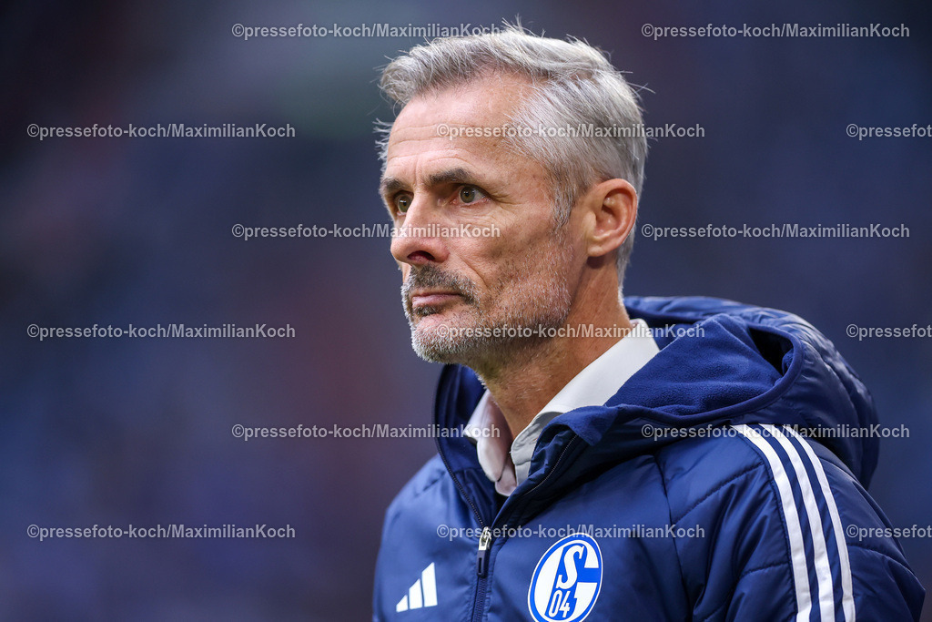 Schalke10112402092 | 10.11.2024, Fußball, FC Schalke 04 - SSV Jahn Regensburg, 2. Fußball Bundesliga, Veltins-Arena Gelsenkirchen, Saison 2024 2025: Trainer Kees van Wonderen (S04 Cheftrainer) steht an der SeitenlinieDFB regulations prohibit any use of photographs as image sequences and or quasi-video.