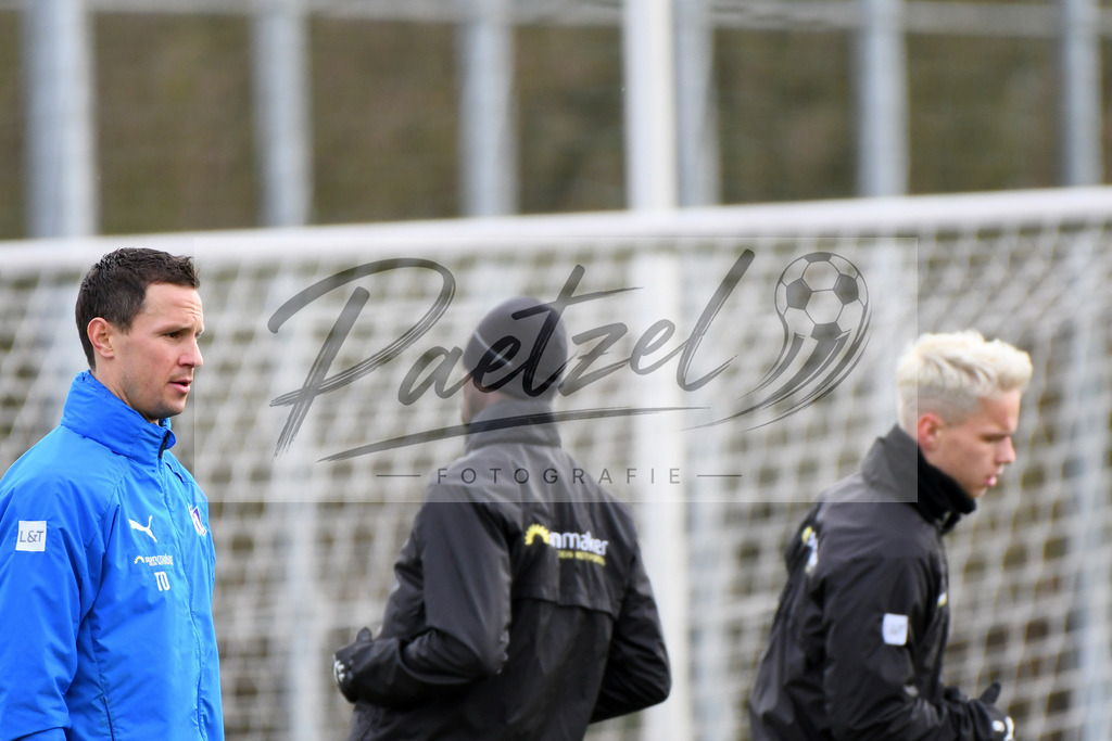 20200130_TRAOSN_0052 | Fußball, Herren: Co-Trainer Tim Danneberg (VfL Osnabrueck) schaut waehrend der Trainingseinheit des VfL Osnabrueck im Sportpark Illoshoehe am 30.01.2020 in Osnabrueck, Deutschland. - Realisiert mit Pictrs.com