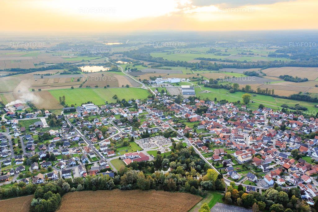 Luftbild: Friedhof in Beinheim im Bundesland Bas-Rhin in Frankreich.Foto: IMG_074458.jpg vom 04.10.2014 durch Werner Riehm/FLY-FOTO.deAuflösung des Originals: 5139 x 3426 px