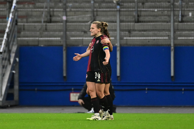 Fußball I Frauen I Saison 2025-2026 I Bundesliga I 10. Spieltag I Hamburger SV - 1. FC Nürnberg I 47193 | Jubel, Begeisterung, Enthusiasmus, Euphorie, Freude, Glücksgefühl, Heiterkeit bei: Nastassja Lein (24, 1. FC Nürnberg) mit ihren Mitspielerinnen - Realisiert mit Pictrs.com