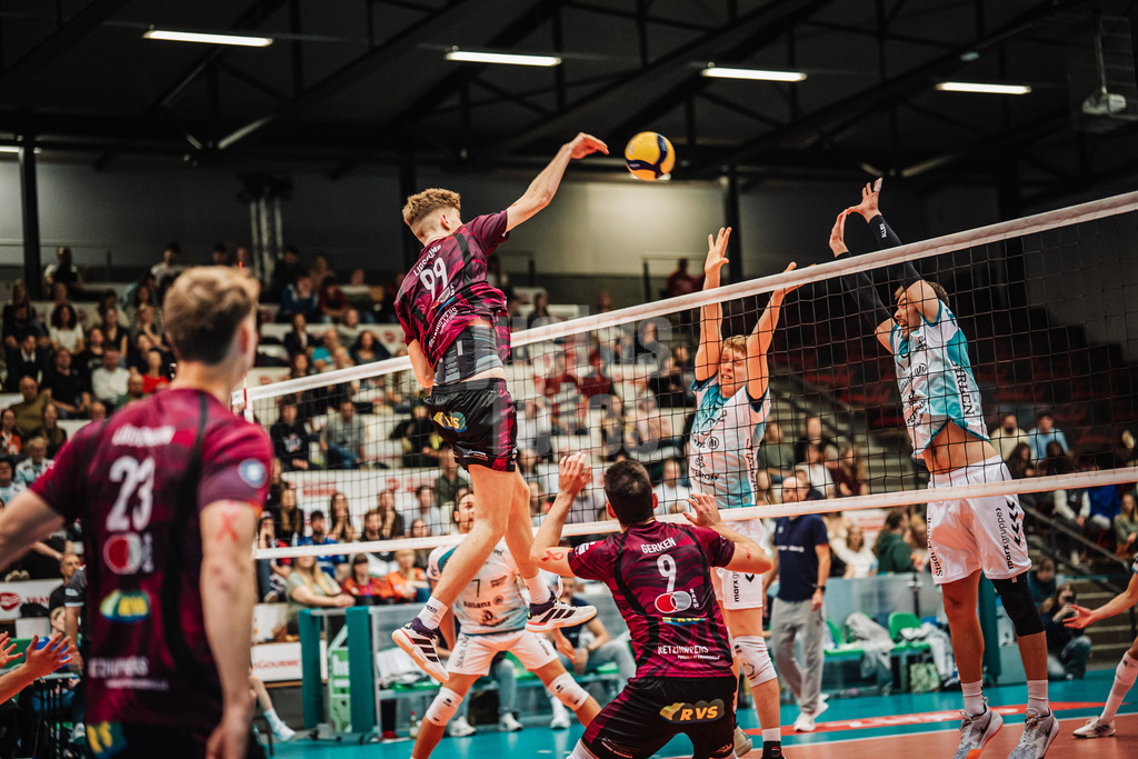 Volleyball | Herren | Saison 2025/2026 | Volleyball Ligacup | SWD powervolleys Düren vs. Energiequelle Netzhoppers KW | 12.10.2024 | Caleb Lipscomb (#99, Energiequelle Netzhoppers KW) beim Angriff