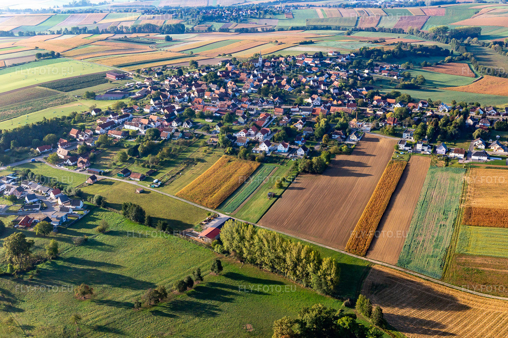 Vue aérienne: Vue de la ville depuis le nord à Schœnenbourg dans le département Bas Rhin, France. Photo: IMG_139240.jpg prise le 01/10/2023 par Werner Riehm/FLY-FOTO.eu – Résolution de l'original: 5472 x 3648 px