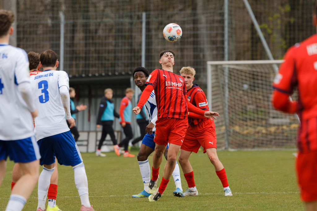 20260412-FCHS04_086 | 1.FC Heidenheim 1846 vs. FC Schalke 04, Fußball, U19, A-Junioren, NWL, U19-DFB-Nachwusliga, 2025/2026, 8. Spieltag, 12.04.2026 in Heidenheim, Walter-Birkhold-Jugendstadion (Foto: Michael Bulling) - Realisiert mit Pictrs.com