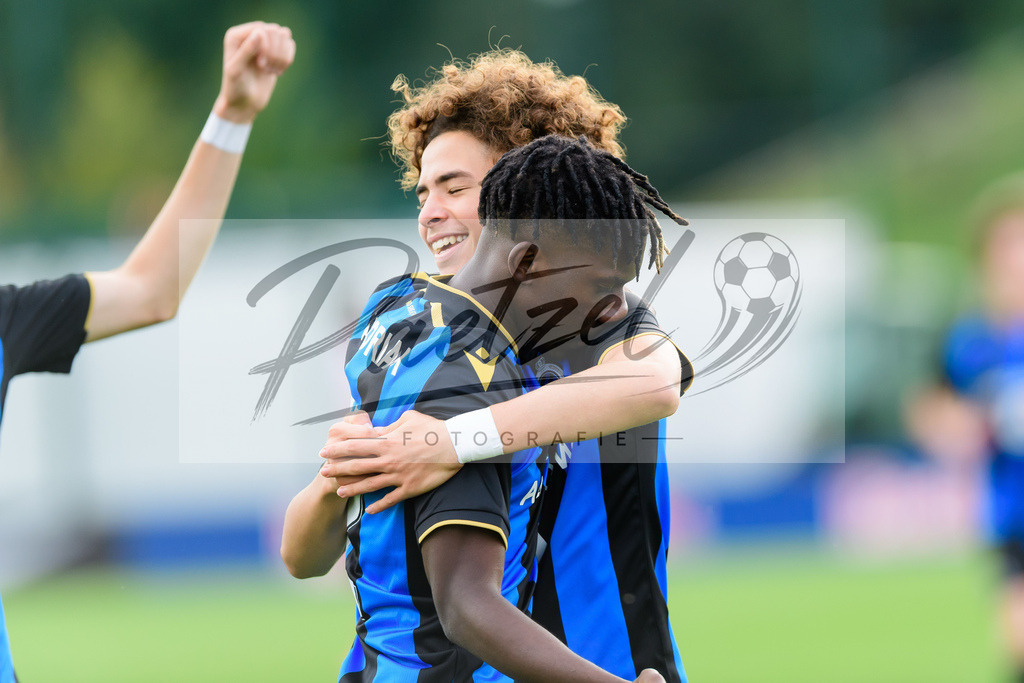 YLLEBR20210928_105 | Fussball, A-Junioren: Chemsdine Talbi (Club Brugge KV) Torjubel, jubelt mit seiner Mannschaft nach dem Treffer zum 1:4 beim Spiel der UEFA Youth League zwischen RB Leipzig und FC Bruegge im Stadion am Cottaweg am 28.09.2021 in Leipzig, Deutschland. - Realisiert mit Pictrs.com