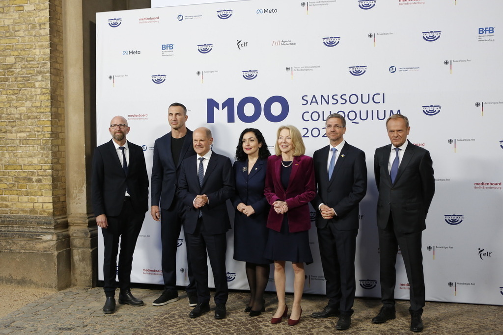 M100 Media Award: „Preis der europäischen Presse“ in Potsdam für das Ukrainische Volk verliehen. | Mit dem M100 Media Award, der sich als „Preis der europäischen Presse“ versteht, wird in diesem 
Jahr das Ukrainische Volk ausgezeichnet. Die Auszeichnung nimmt stellvertretend Wladimir 
Klitschko in der Orangerie im Park Sanssouci entgegen. Das Bild zeigt (L-R) Moritz Van Duelmen, Geschäftsführer Potsdam Media International e.V., Ukrainischer Ex-Box-Weltmeister im Schwergewicht Wladimir Klitschko, Bundeskanzler Olaf Scholz, Vjosa Osmani, Präsidentin des Kosovo, Amy Gutmann, US-Botschafterin in Deutschland, Mike Schubert, Bürgermeister von Potsdam und Donald Tusk vor der Preisverleihung.