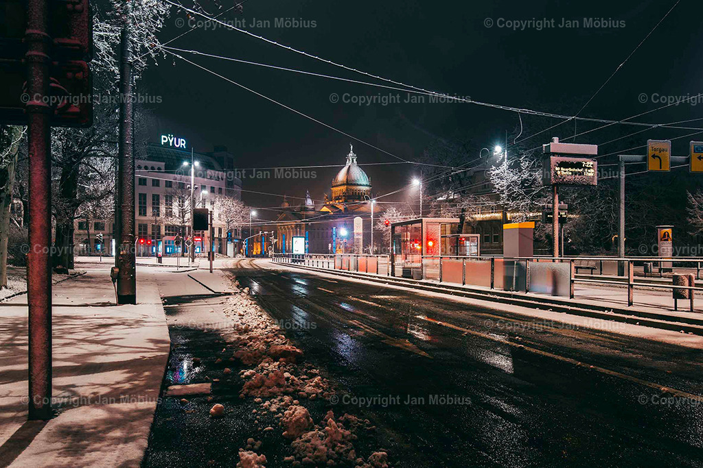 Bundesverwaltungsgericht | Das heutige Bundesverwaltungsgericht in Leipzig blickt auf eine bewegte Geschichte zurück: Ursprünglich als Reichsgericht errichtet, diente das beeindruckende Gebäude später als Bildermuseum. Heute ist es Sitz des höchsten deutschen Gerichts für öffentliches Recht. Die Verbindung aus historischer Architektur, kulturellem Erbe und rechtlicher Bedeutung macht diesen Ort einzigartig – für Besucher, Interessierte und Bildkäufer gleichermaßen. - Realisiert mit Pictrs.com