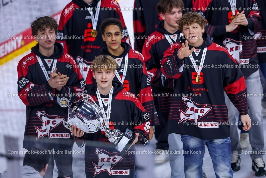 KEC15042601155 | 15.04.2026, Eishockey, DEL Halbfinale Play-Offs, Kölner Haie - Eisbären Berlin, Spiel 4, Lanxess-Arena Köln: Ehrung der Junghaie Deutscher Meister Meisterschaft Sieger Pokal Ehrenpreis Siegerrunde Abschlussrunde Ehrenrunde Nachwuchsmannschaft Nachwuchs U17 Mannschaft 