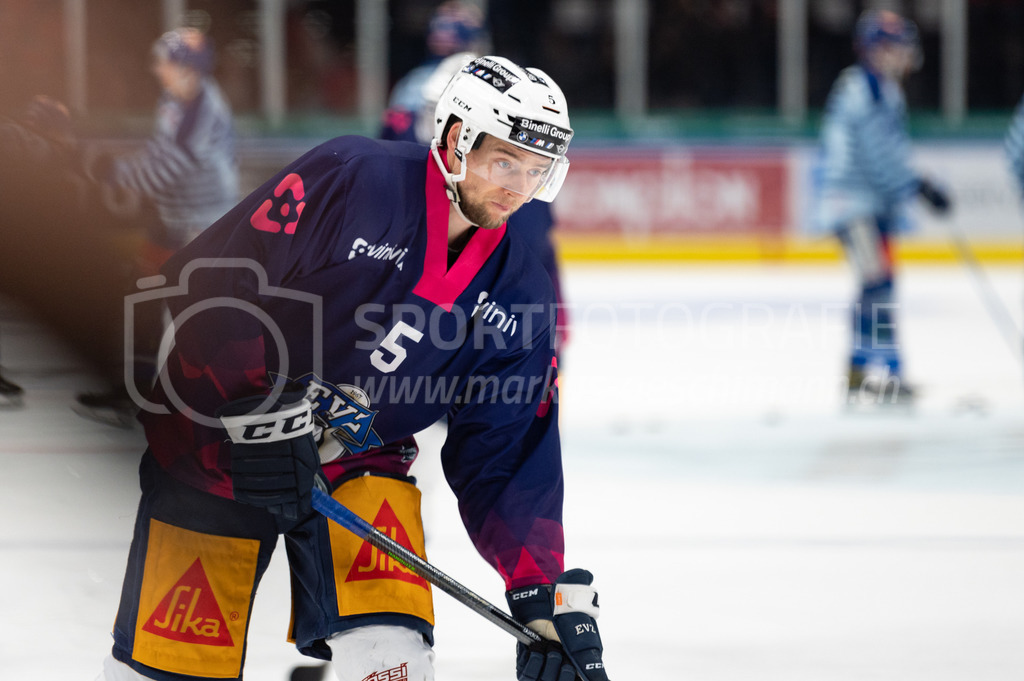 Swiss National League Final Game 2: ZSC Lions - EV Zug | 20.04.2022, Zürich, Hallenstadion, Swiss National League Final Game 2: ZSC Lions - EV Zug, #5 Christian Djoos (Zug) beim Aufwärmen. - Realisiert mit Pictrs.com