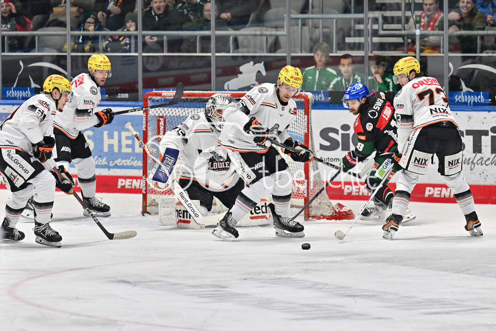 Augsburger Panther - Löwen Frankfurt  | die Gaeste koennen eine Gegentor verhindern / DEL: Augsburger Panther - Loewen Frankfurt, Curt Frenzel Stadion am 12.01.2025