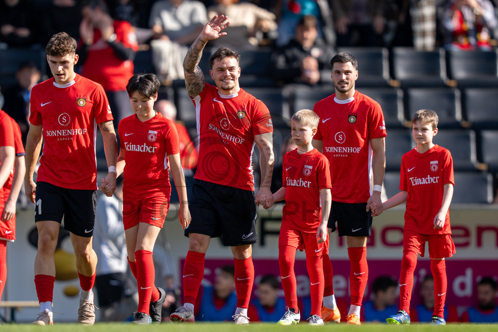 SG Sonnenhof Großaspach vs. KSV Hessen Kassel, Fussball, Regionalliga Südwest, 23. Spieltag, Saison 2025/2026, 07.03.2026 | Luca Damiano Molinari (SG Sonnenhof Großaspach, #21), Niklas Pollex (SG Sonnenhof Großaspach, #18) und Mert Tasdelen (SG Sonnenhof Großaspach, #10)SG Sonnenhof Großaspach vs. KSV Hessen Kassel, Fussball, Regionalliga Südwest, 23. Spieltag, Saison 2025/2026, 07.03.2026Foto: photosbyphips/Philip Ziegler