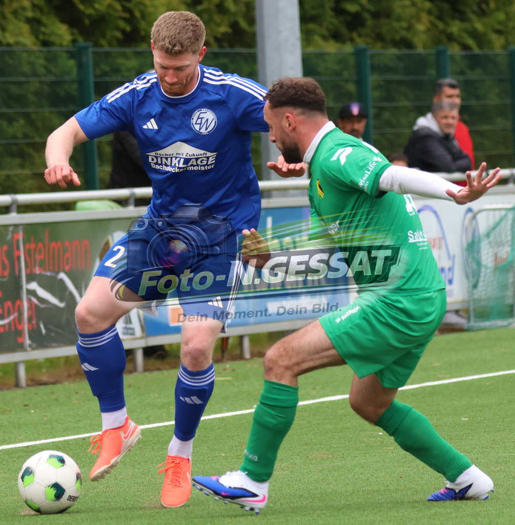 SC Enger - SV Enger-Westerenger | Auf dem Bild zu sehen: grün SC Enger: Alexander Tiefenbach ; blau SV Enger-Westerenger: Kieren Forward SC Enger, SV Enger-Westerenger, Saison 25/26, Kreisliga A, Enger, Deutschland - Realisiert mit Pictrs.com