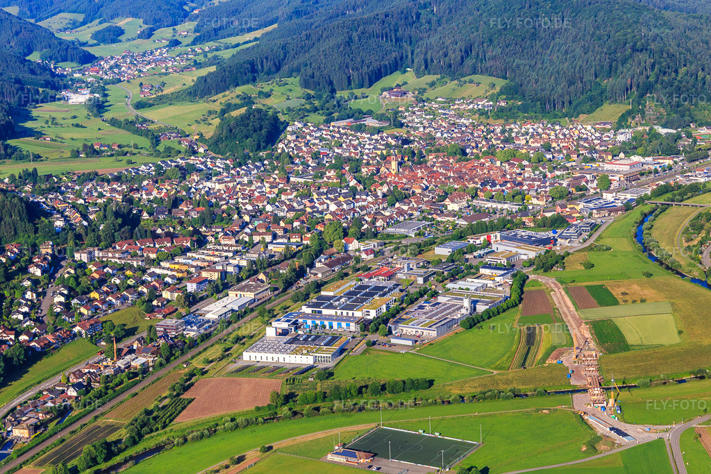 Luftbild: Stadtsansicht aus Osten in Haslach im Kinzigtal im Bundesland Baden-Württemberg in Deutschland. Foto: IMG_147686.jpg vom 30.05.2025 durch Werner Riehm/FLY-FOTO.de