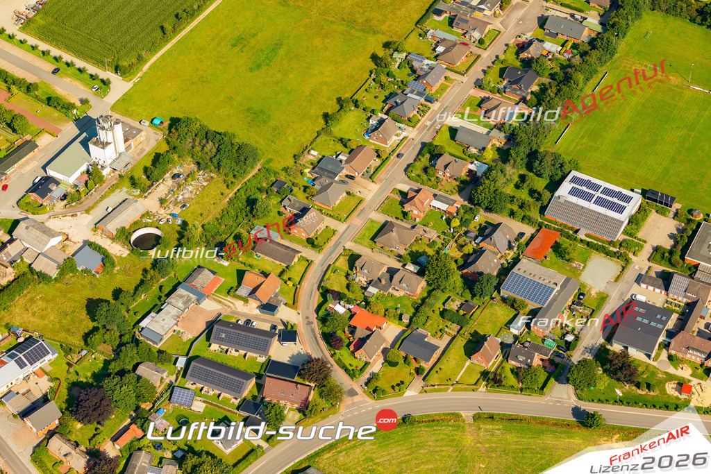 Übersichts Bild Ladelund - Die Luftaufnahme wurde 2025 vom UL-Flugzeug heraus erstellt ( keine Drohnenaufnahme ) - Hochauflösende Luftaufnahme - für Wandbilder und großformatige Ausdrucke geeignet. Das besondere Geschenk!Hier alle&nbsp;Infos zur Lizenzierung der LuftaufnahmeWir fliegen auch dieses Jahr wieder in Ihre Region um Luftbilder zu erstellen.- Luftbild anfragen