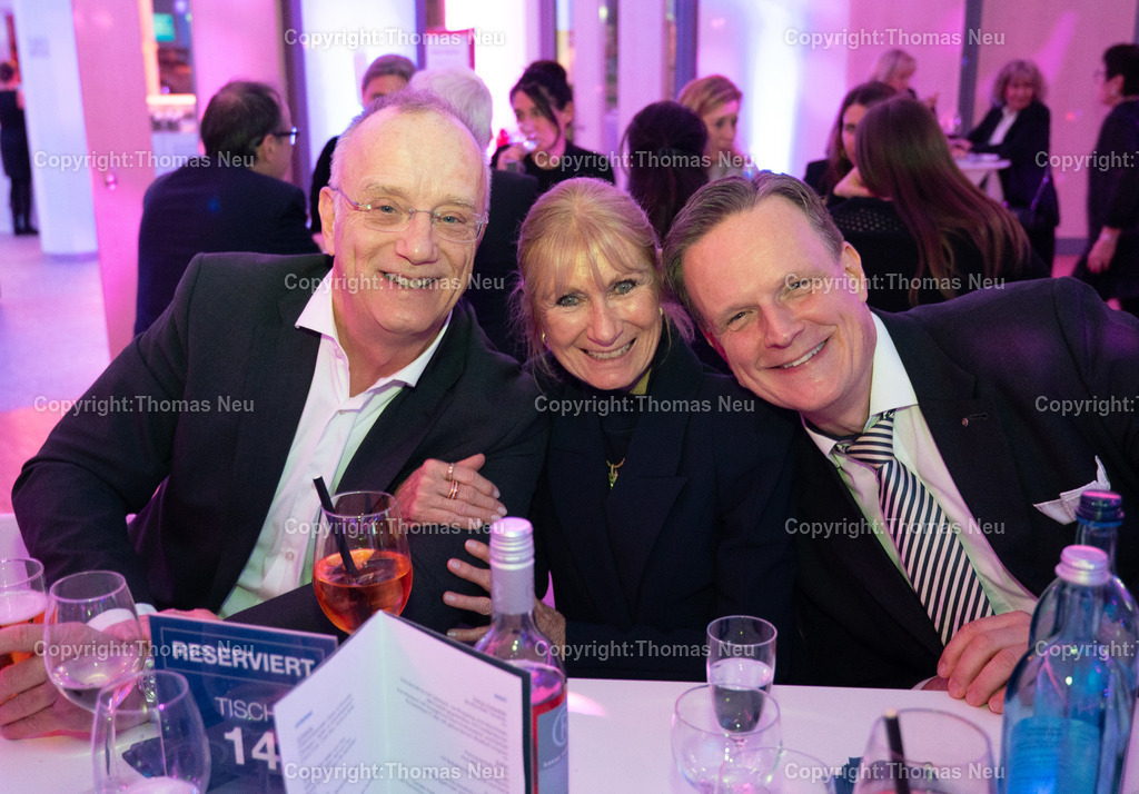 DSC_0732 | Im Parktheater Bensheim fand am 28. März 2026 die Verleihung des Eysoldt-Rings 2025 statt – eine der bedeutendsten Auszeichnungen für Schauspielkunst im deutschsprachigen Raum. Der Preis ging an Thomas Schmauser, der für seine herausragende darstellerische Leistung geehrt wurde.Anschließend wurde zur Gala in das Bensheimer Bürgferhaus eingeladen, Unser Bild zeigt  Dr. Ralf Koch (links)  Marita Reckeweg und  Dr. Robert Baier, Bild: Thomas Neu