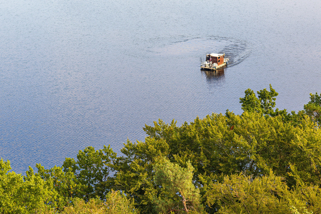Hausboot auf dem Krakower See nahe der Stadt Krakow am See | Hausboot auf dem Krakower See nahe der Stadt Krakow am See.