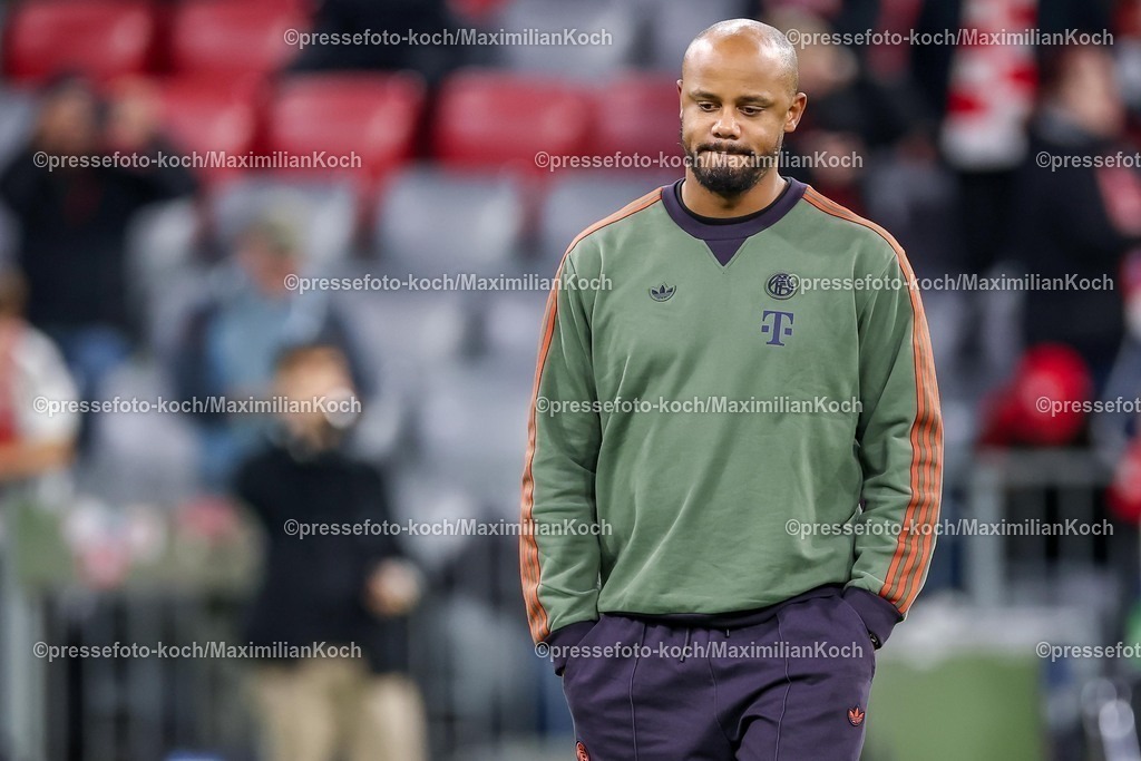 UCL22102501023 | 22.10.2025, Fußball, UEFA Champions League, FC Bayern München - Club Brügge, Allianz Arena, Saison 2025 2026: Cheftrainer Vincent Kompany (FC Bayern Muenchen #hc)  bei der Platzbegehung vor dem Spiel Regulations prohibit any use of photographs as image sequences and or quasi-video.