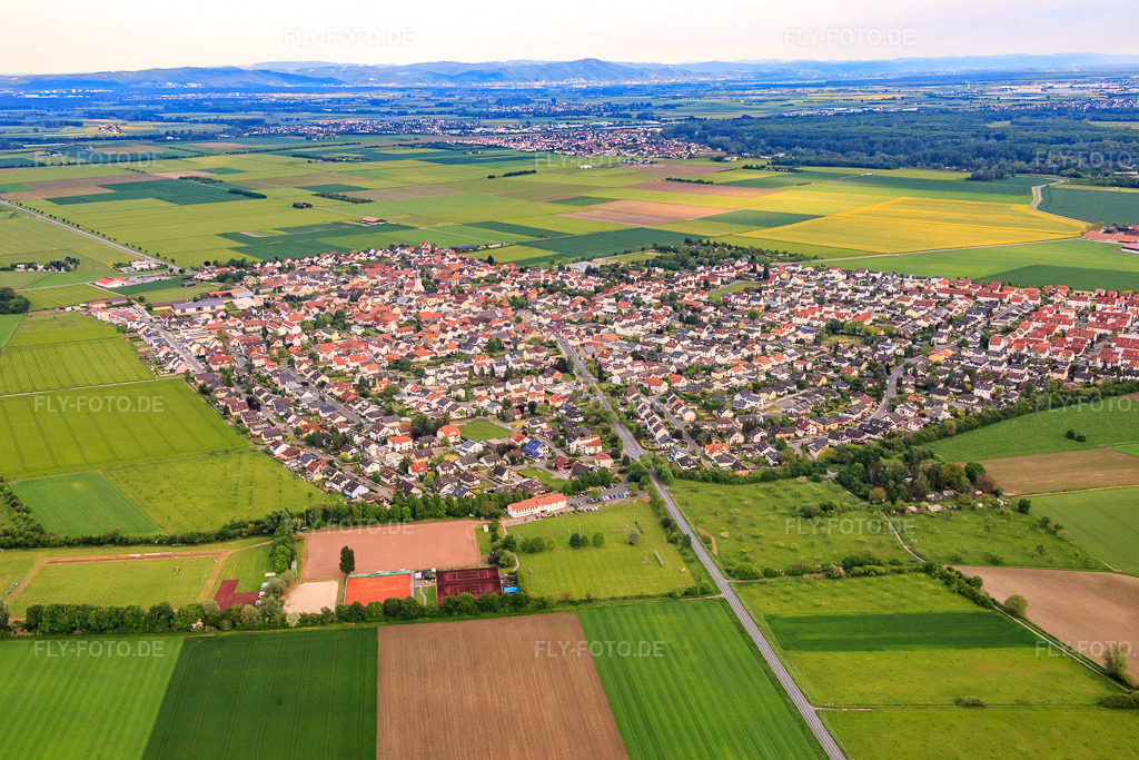 Luftbild: Ortsansicht von Westen im Ortsteil Leeheim in Riedstadt im Bundesland Hessen in Deutschland. Foto: IMG_088462.jpg vom 17.05.2016 durch Werner Riehm/FLY-FOTO.de