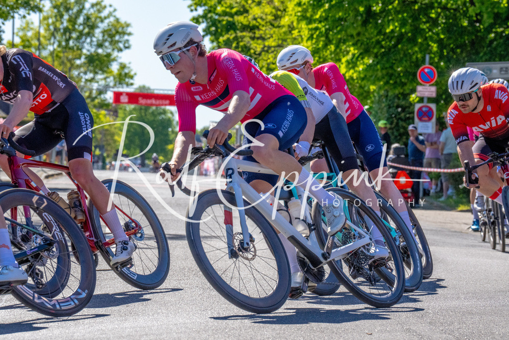 Spurt in den Mai 2026 - Großer Preis der Sparkasse Neuss | Annual one-day road cycling race "Großer Preis der Sparkasse Neuss" held in Büttgen, Germany, organized by VfR Büttgen 1912 e.V. The event features multiple races across all age categories from U11 youth to Elite men. - Realisiert mit Pictrs.com