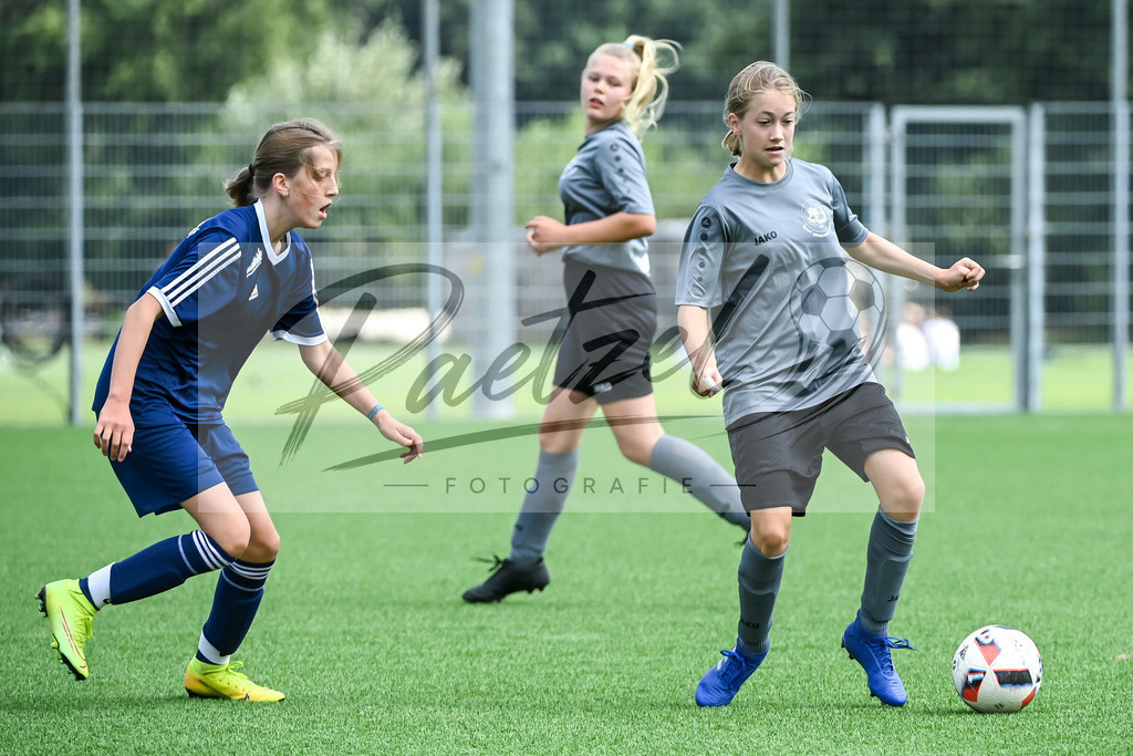 IBBGRE20200829_0045 | Fussball, C-Juniorinnen:   beim Testspiel zwischen DJK Arminia Ibbenbueren und TSG 07 Burg Gretesch im Sportzentrum Schierloh am 29.08.2020 in Ibbenbueren, Deutschland. - Realisiert mit Pictrs.com