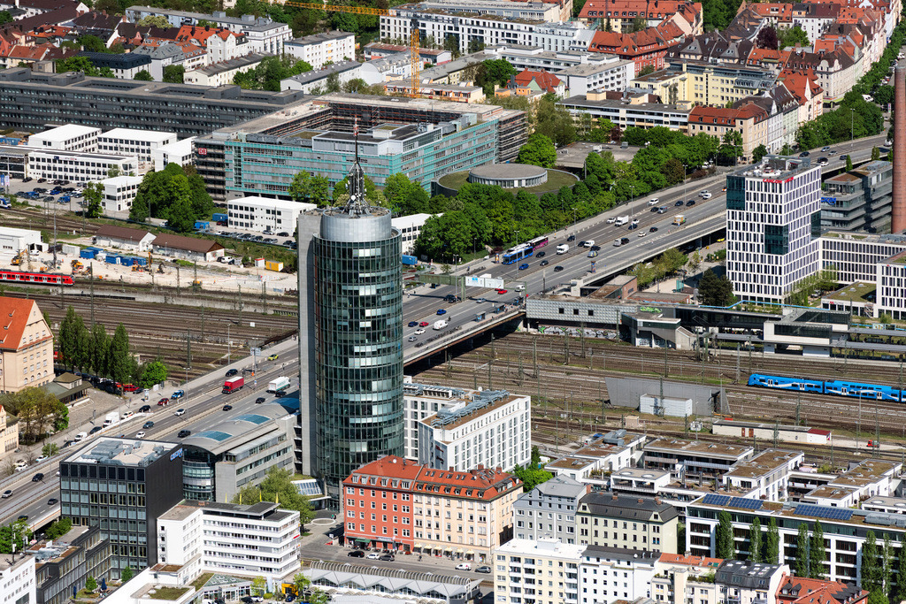 dr__0064200.jpg | MüNCHEN 29.04.2025 Erweiterungs- Neubau- Baustelle am Hochhauses Central Tower in München im Bundesland Bayern und dem dazugehörige Central Plaza an der Landsberger Straße im Stadtteil Schwanthalerhöhe nach Architekten Heinz Musil entworfen im Auftrag der FREO GmbH. Weiterführende Informationen bei: FREO Financial & Real Estate Operations GmbH,  MUSIL ARCHITEKTEN. // Construction on Skyscraper Central Tower in Munich in Bavaria. Further information at: FREO Financial & Real Estate Operations GmbH,  MUSIL ARCHITEKTEN. Foto: Daniel Reiter