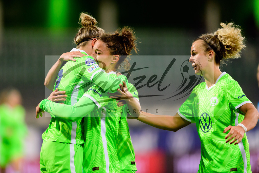 WOBSER20211013_013 | Fussball, Frauen: Svenja Huth (VfL Wolfsburg) Torjubel, jubelt mit seiner Mannschaft nach dem Treffer zum 1:0 beim Spiel der UEFA Women´s Champions League zwischen VfL Wolfsburg und Servette FC im AOK-Stadion am 13.10.2021 in Wolfsburg, Deutschland. - Realisiert mit Pictrs.com