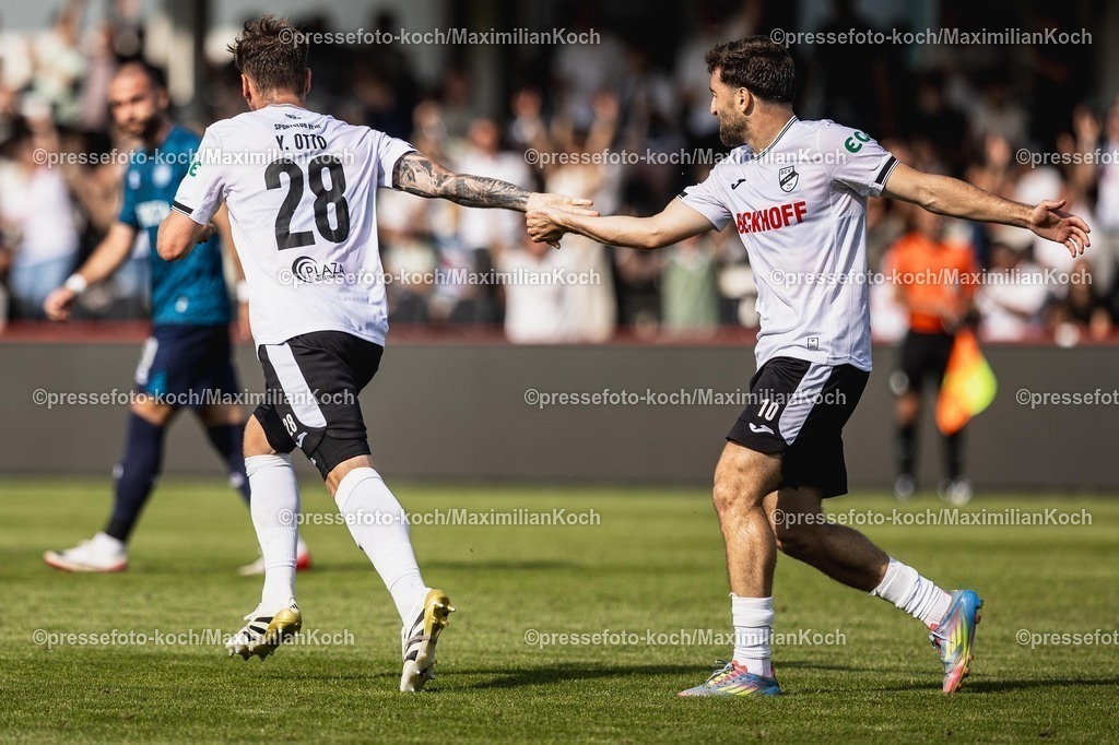 xkwix09082502032 | 09.08.2025, xkwix, Fußball, Liga3, SC Verl - SV Wehen Wiesbaden, Sportclub Arena: Torjubel nach dem Tor zum 1:2 durch Yari Otto (SC Verl #28) und Berkan Taz (SC Verl #10) 
