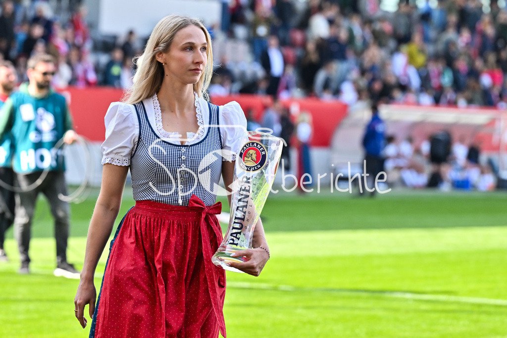 FC Bayern München - SC Freiburg | Ein Paulaner Girl bringt das leere Bierglas / Bierkrug zurueck / Symbolbild / Frauen Bundesliga: FC Bayern Muenchen - SC Freiburg, FC Bayern Campus am 27.04.2025
