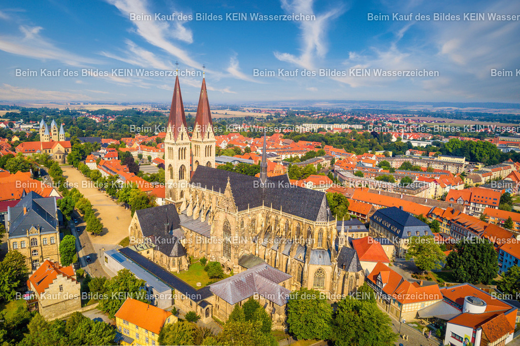 Dom Halberstadt Luftbild LU-0022 | Luftbild des Doms St. Stephanus und St. Sixtus in Halberstadt im Landkreis Harz in Sachsen-Anhalt. Der gotische Dom prägt mit seinen markanten Türmen das historische Stadtbild von Halberstadt. - Realisiert mit Pictrs.com