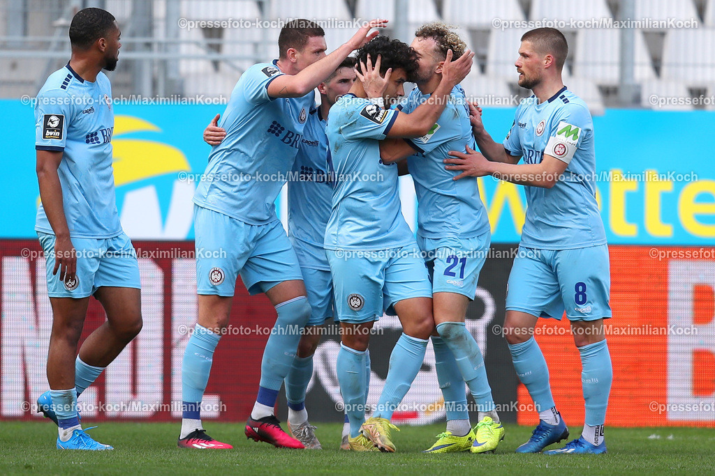 RWE3Liga25032301017 | 25.03.2023, Essen, Fußball, bwin 3.Liga Fußball Herren, Stadion an der Hafenstraße, 29. Spieltag, Saison 2022 2023, Rot-Weiss Essen – SV Wehen Wiesbaden: Torjubel nach dem 1:0 durch Johannes Wurtz von SV Wehen Wiesbaden. DFB regulations prohibit any use of photographs as image sequences and or quasi-video.