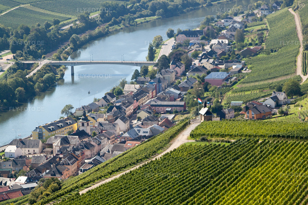 Luftbild: Ortsansicht in Wormeldange im Bundesland Gréiwemaacher in Luxemburg. Foto: IMG_33679.jpg vom 11.09.2010 durch Werner Riehm/FLY-FOTO.de