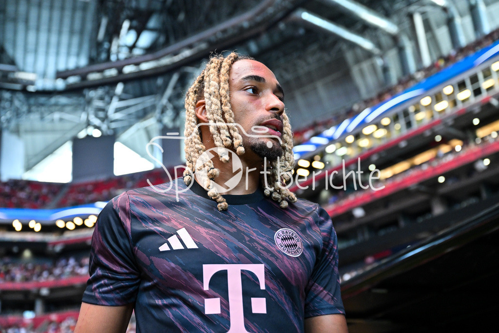 Paris Saint Germain - FC Bayern München | im Bild Sascha BOEY (FC Bayern Muenchen 23) auf dem Weg zur Bank / FIFA Club World Cup: Paris Saint Germain - FC Bayern Muenchen, Mercedes Benz Stadium am 05.07.2025 / NOT FOR SALE IN USA