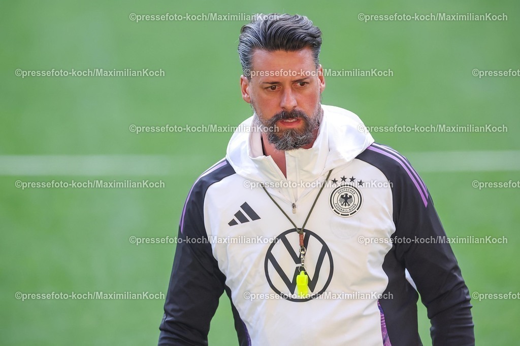 DFB22032502008 | 22.03.2025, Fußball, Abschlusstraining und Pressekonferenz vor dem Nations League  Viertelfinale Deutschland - Italien, Signal Iduna Park, Saison 2024 2025: Assistenztrainer Sandro WagnerDFB regulations prohibit any use of photographs as image sequences and or quasi-video.