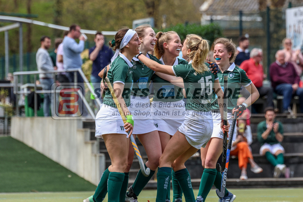 MJ_2023-04-22 - F - HTCU - TSV-62 | Carla Schrafen (Uhlenhorst Mülheim #18), Kim Guyet (Uhlenhorst Mülheim #20), Katharina Becker (Uhlenhorst Mülheim #5) & Nika Hansen (Uhlenhorst Mülheim #15), ,Uhlenhorst Mülheim - TSV Mannheim am 22.4.2023 im Waldstadion, Mülheim a. d. Ruhr