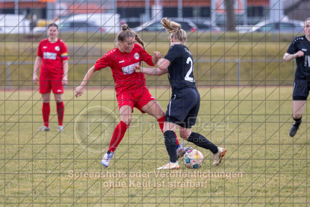 20250223_140221_0416 | #,1.FC Donzdorf (rot) vs. TSV Tettnang (schwarz), Fussball, Frauen-WFV-Pokal Achtelfinale, Saison 2024/2025, Rasenplatz Lautertal Stadion, Süßener Straße 16, 73072 Donzdorf, 23.02.2025 - 13:00 Uhr,Foto: PhotoPeet-Sportfotografie/Peter Harich