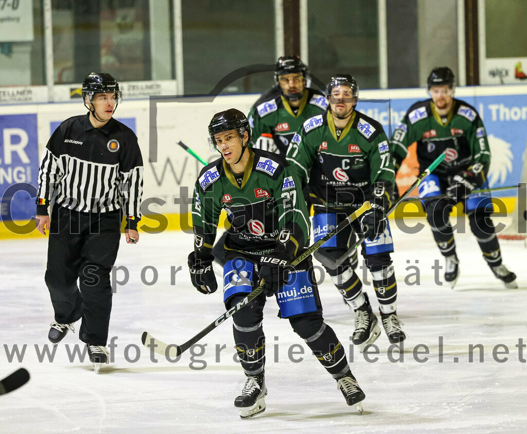 2022-12-09_029_TSV_Erding_gegen_EHC_Waldkraiburg | Erding, Deutschland, 09.12.2022:
Eishockey, Bayernliga 2022 / 2023, 19. Spieltag, TSV Erding gegen EHC Waldkraiburg, Endergebnis: 9:2

Mark Waldhausen (Erding Gladiators, #27), Philipp Michl (Erding Gladiators, #77)

Foto: Christian Riedel / fotografie-riedel.net