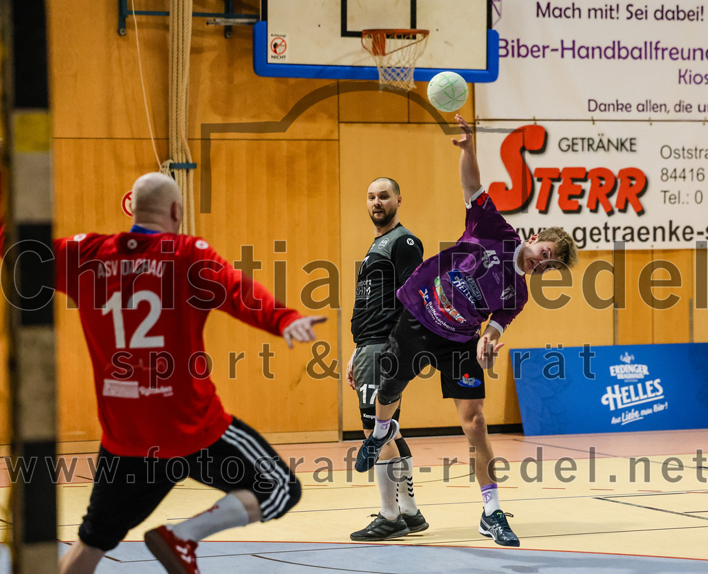 2024-03-23_011_SpVgg_Altenerding_II_gegen_ASV_Dachau_III | Erding, Deutschland, 23.03.2024:
Handball, Bezirksklasse Männer Staffel Süd West 2023 / 2024, 14. Spieltag, SpVgg Altenerding II gegen ASV Dachau III, Endergebnis: 24:32

Torwart Matthias Schäfer (ASV Dachau, #12), Nicolas Loderer (ASV Dachau, #17), Luca Niklas Hoehl (SpVgg Altenerding, #43)

Foto: Christian Riedel / fotografie-riedel.net